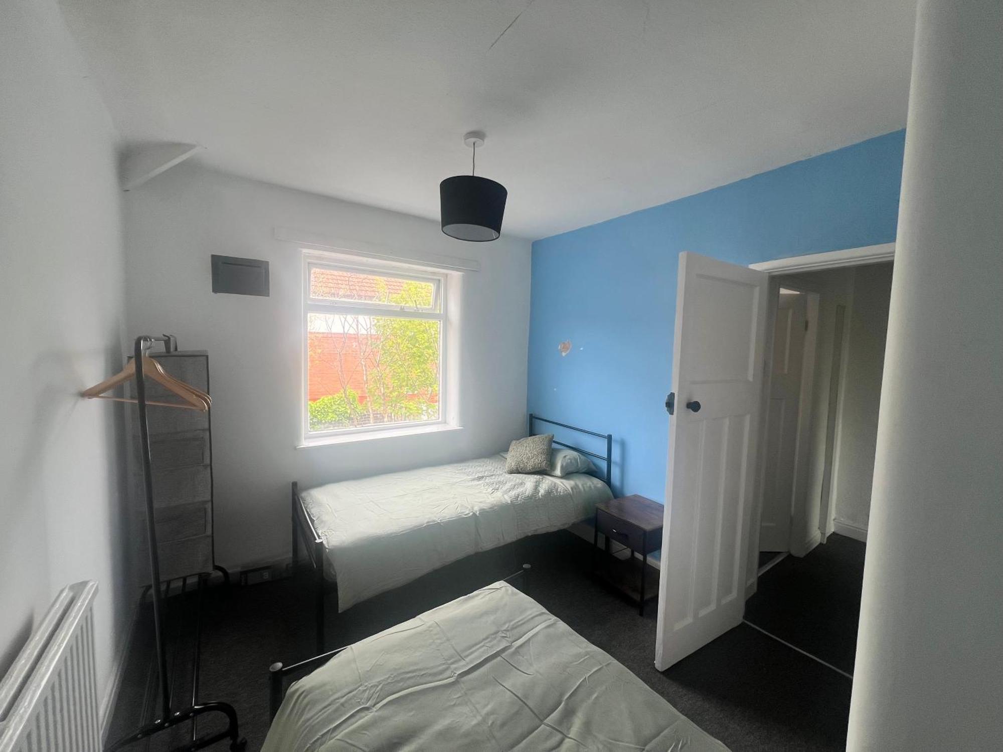 Spacious House Close To With Free Parking Holiday home