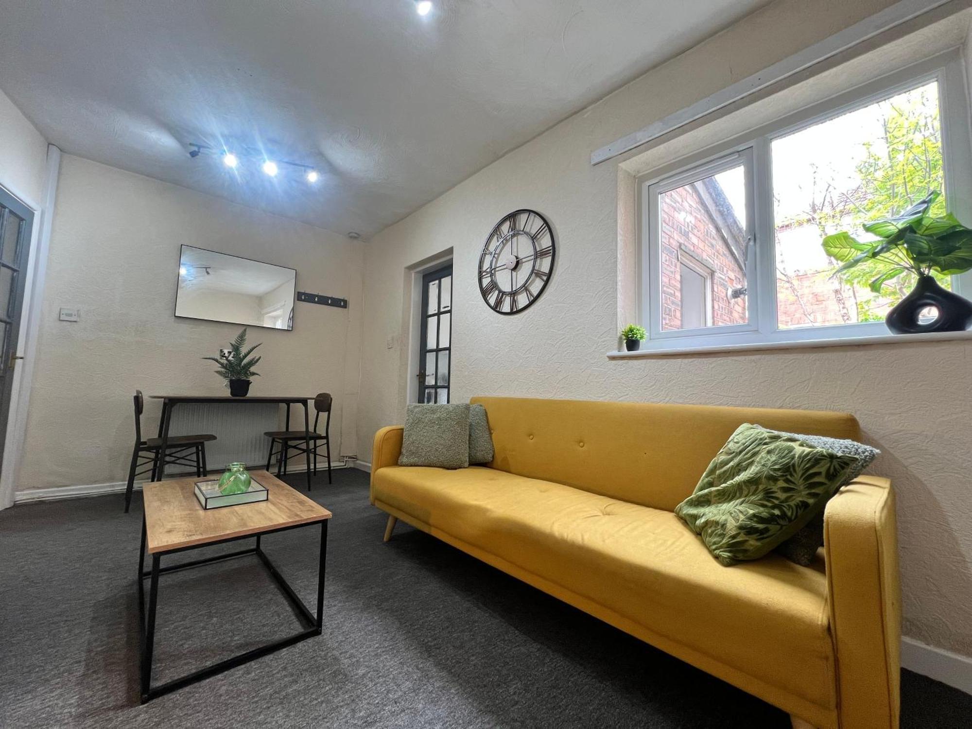 Holiday home Spacious House Close To With Free Parking Manchester