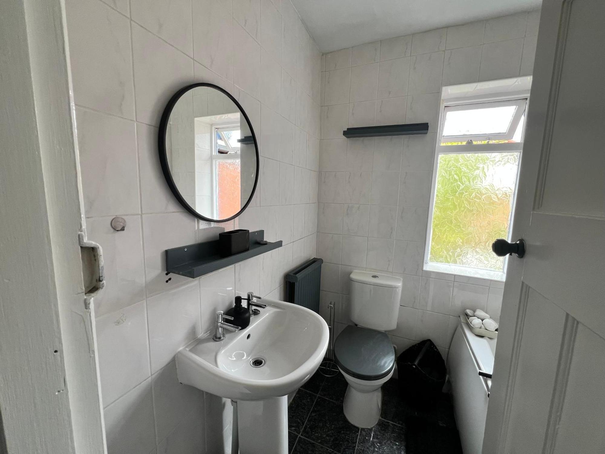 Spacious House Close To With Free Parking