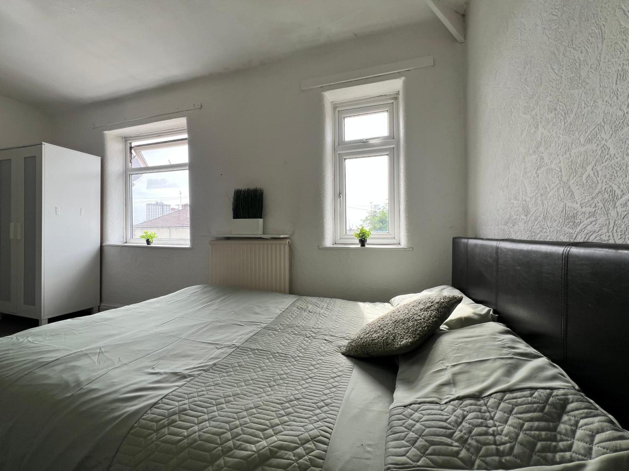 Holiday home Spacious House Close To With Free Parking