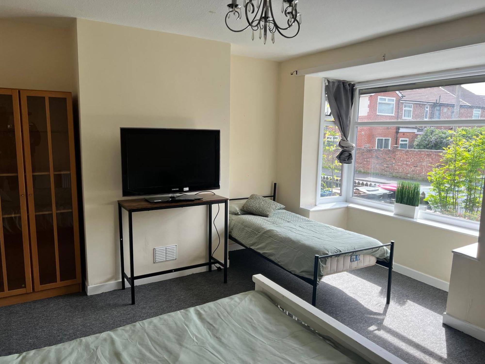 Spacious House Close To With Free Parking Manchester