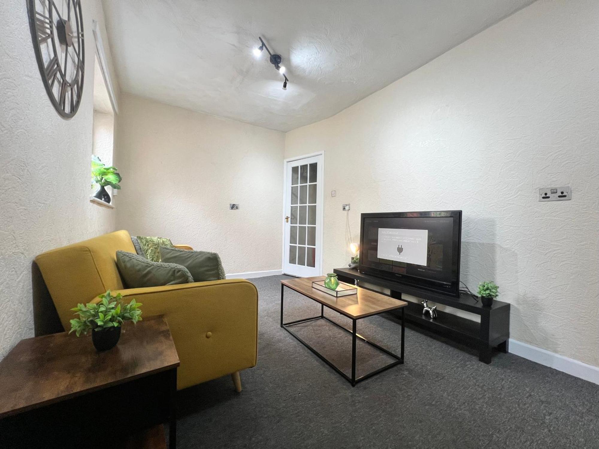 Spacious House Close To With Free Parking Holiday home *