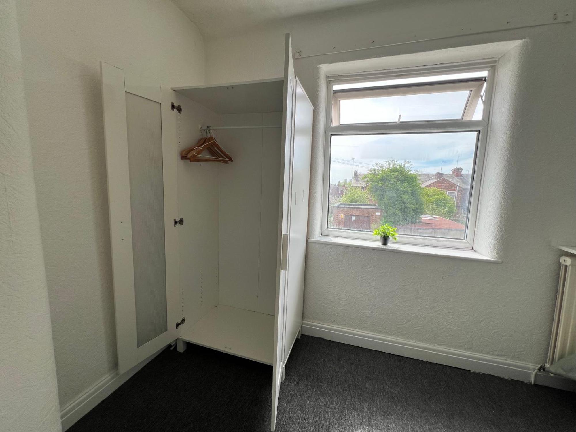 Spacious House Close To With Free Parking Holiday home Manchester