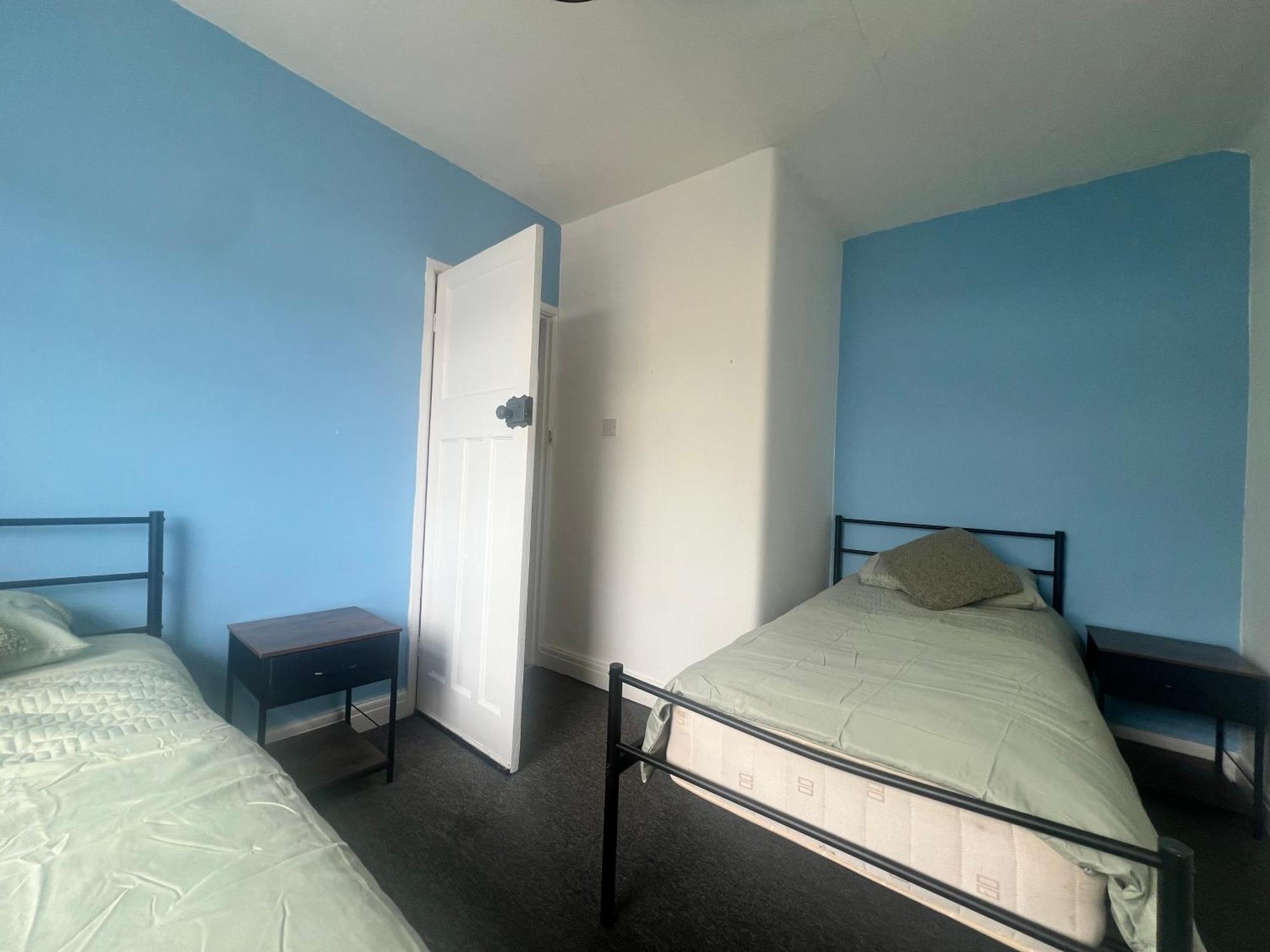 Spacious House Close To With Free Parking Manchester