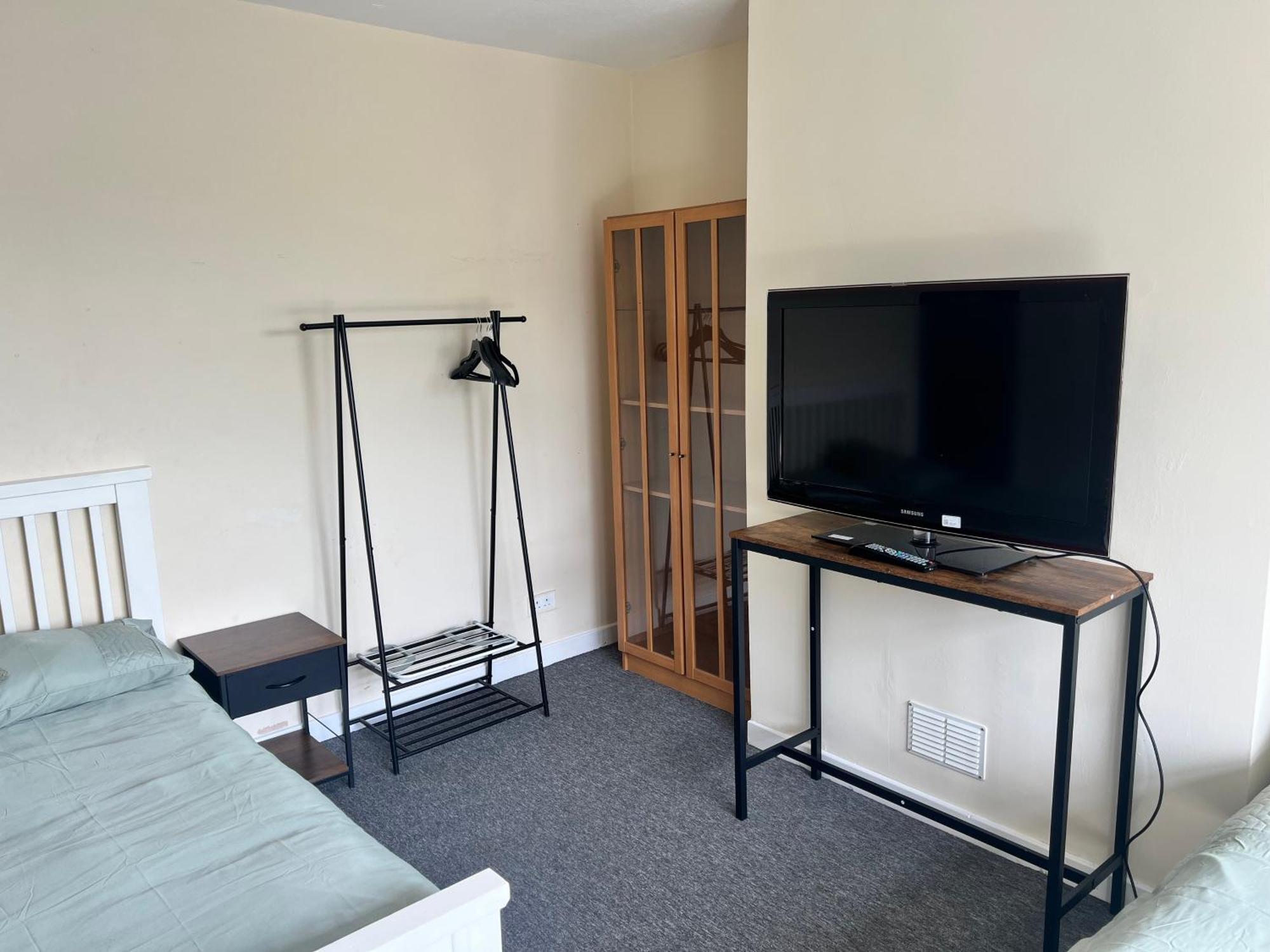 Spacious House Close To With Free Parking Holiday home Manchester