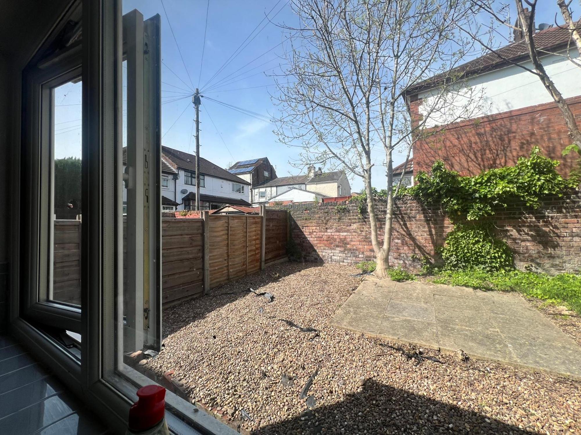 Spacious House Close To With Free Parking