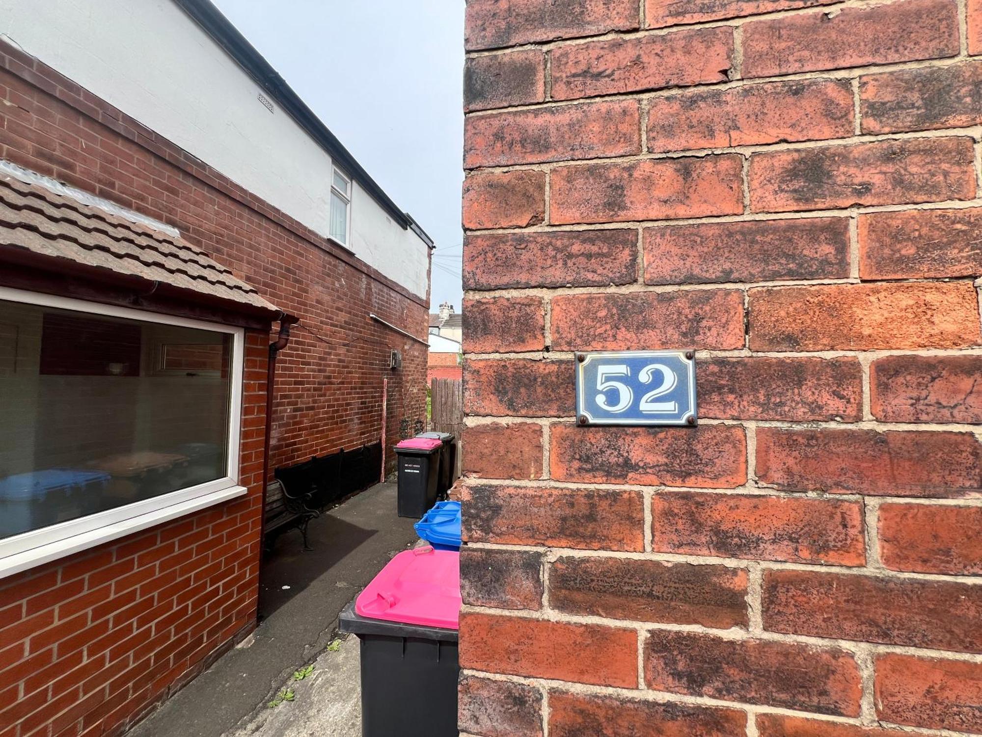 Spacious House Close To With Free Parking Holiday home *