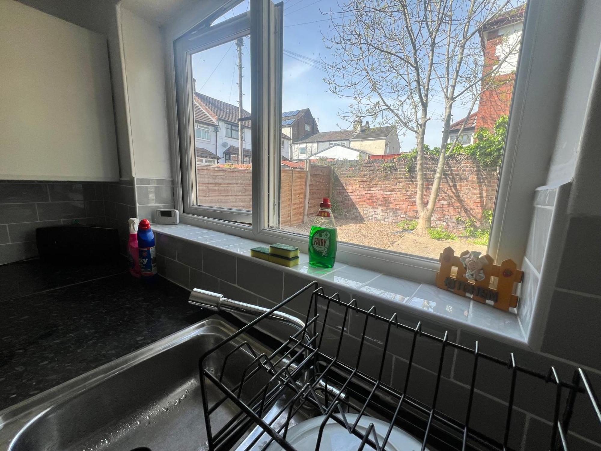 Holiday home Spacious House Close To With Free Parking *